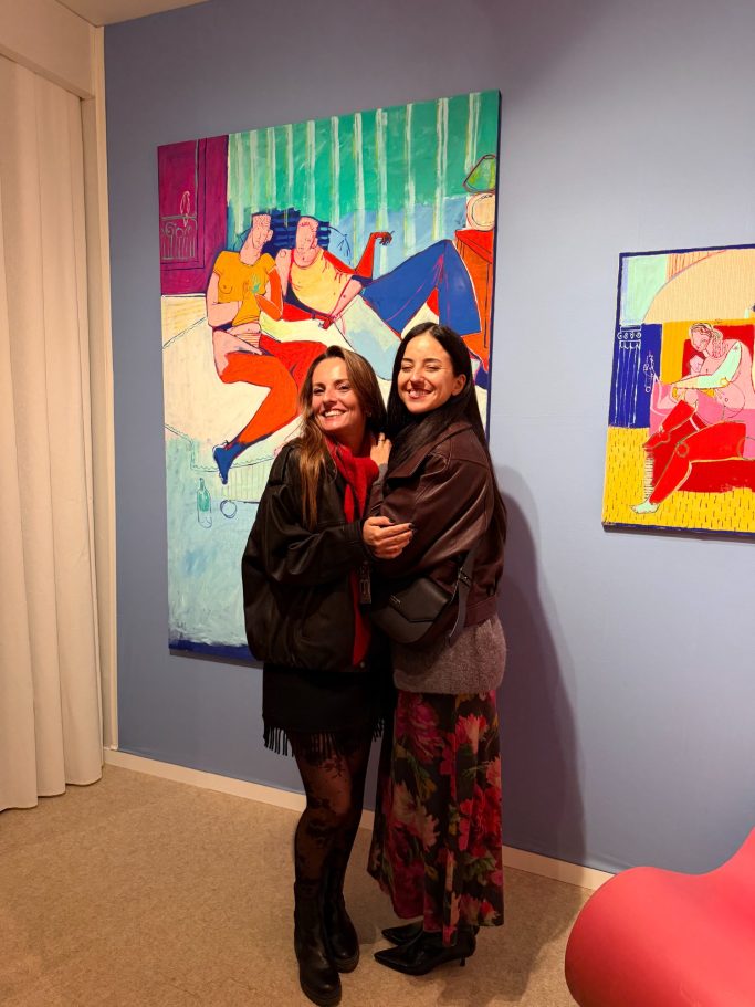 Amélie Challeat et Kenza Keller lors du vernissage de Xavier de Vilmorin à la Moderne Art Fair 2026 à Paris, sur le stand de H.D Galerie.