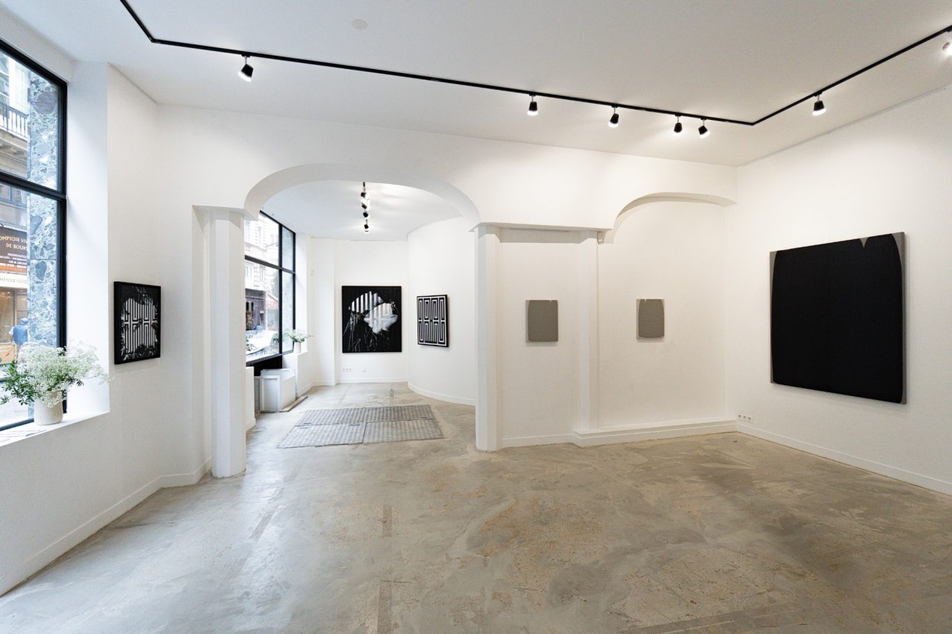 Vue de l'exposition Gravity chez H.D Galerie à Paris