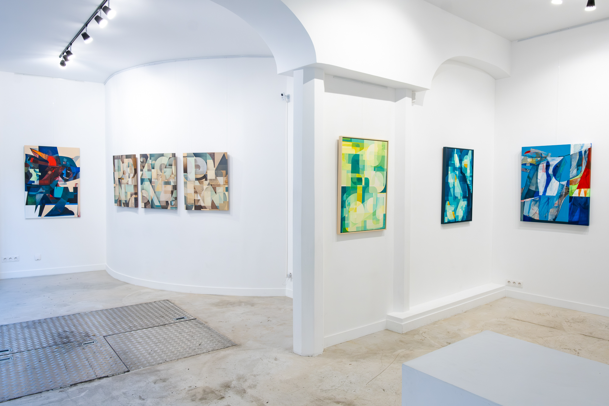 Accrochage de l'Exposition "Interférences" en duo Show, par Olivier Swiz, présentée à H.D Galerie, 45 Rue Vivienne, Paris 2, Novembre 2024