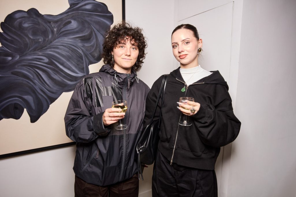 En mouvement — Vernissage chez H.D Galerie Visiteurs devant les œuvres d’Ophelia Jacarini lors du vernissage En mouvement