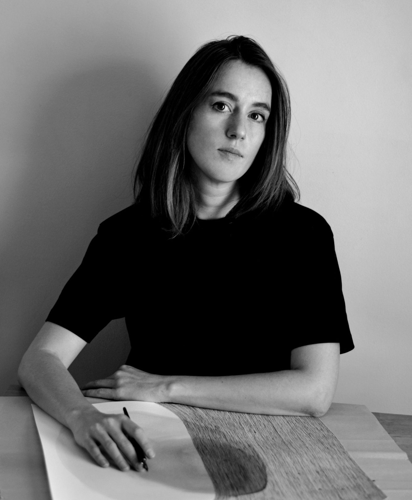 Portrait de l'artiste Alena Olasyuk, présentée à H.D Galerie, Exposition "Ode to lines" , 45 Rue Vivienne, Paris 2, Septembre - Octobre 2024
