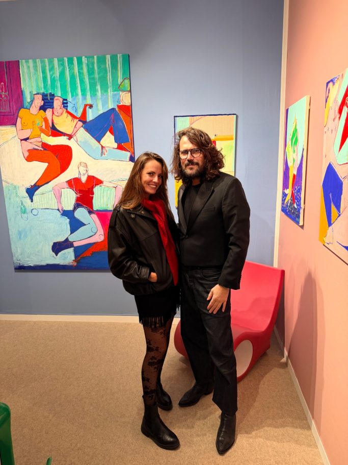 Amélie Challeat et David Lucas lors du vernissage de Xavier de Vilmorin à la Moderne Art Fair 2026, sur le stand de H.D Galerie à Paris.
