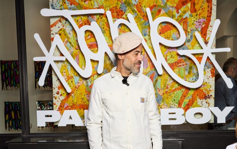 JonOne devant les œuvres de son exposition Paper Boy à H.D Galerie, 45 rue Vivienne à Paris, en septembre 2026.