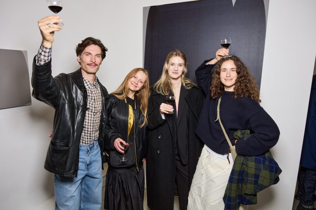 Visiteurs lors du vernissage de l'exposition Gravity chez H.D Galerie
