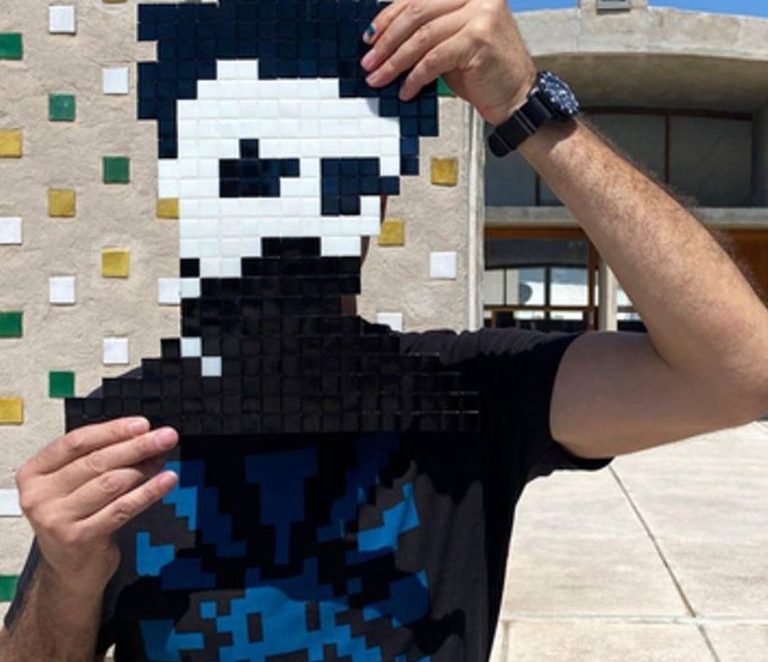 Portrait de l'artiste Space Invader, présenté à H.D Galerie, 45 Rue Vivienne, Paris 2
